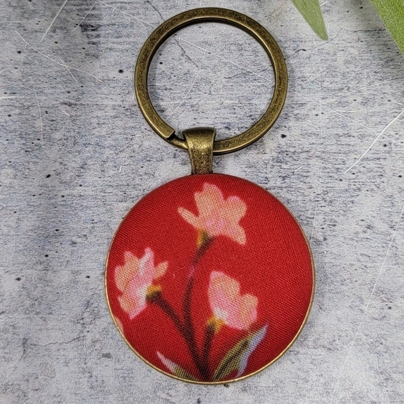 New Handmade | Red & Pink Floral Upcycled Fabric Button Keychain - Picture 1 of 2